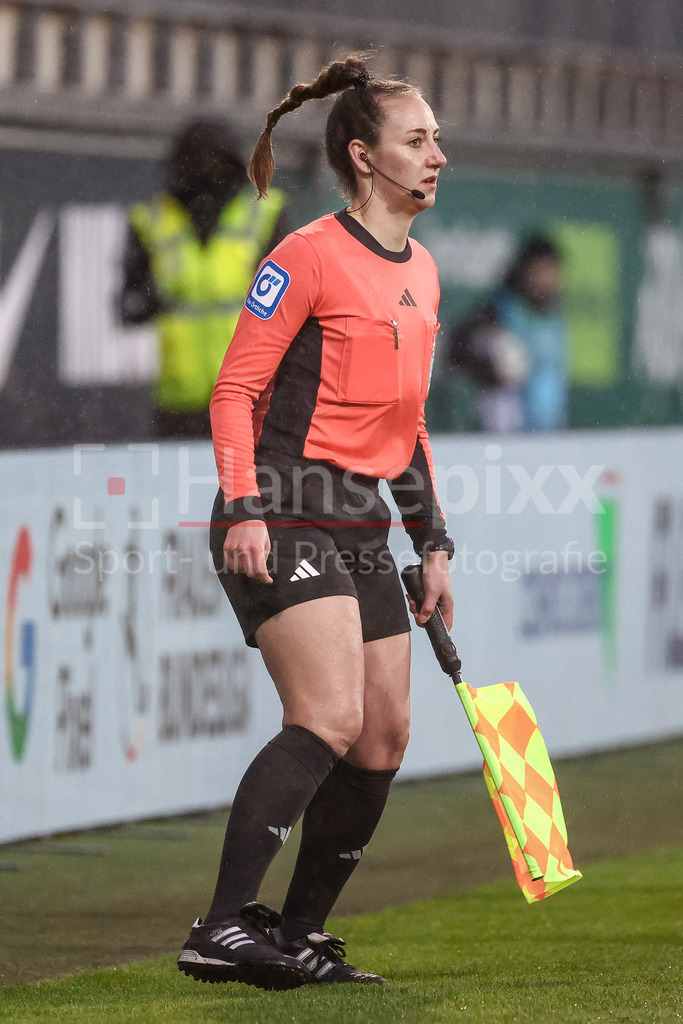Fussball, Google Pixel Frauen-Bundesliga, VfL Wolfsburg - SGS Essen | v.li.: Schiedsrichter-Assistentin Sabrina Sickl, DIE DFB-RICHTLINIEN UNTERSAGEN JEGLICHE NUTZUNG VON FOTOS ALS SEQUENZBILDER UND/ODER VIDEOÄHNLICHE FOTOSTRECKEN. DFB REGULATIONS PROHIBIT ANY USE OF PHOTOGRAPHS AS IMAGE SEQUENCES AND/OR QUASI-VIDEO.