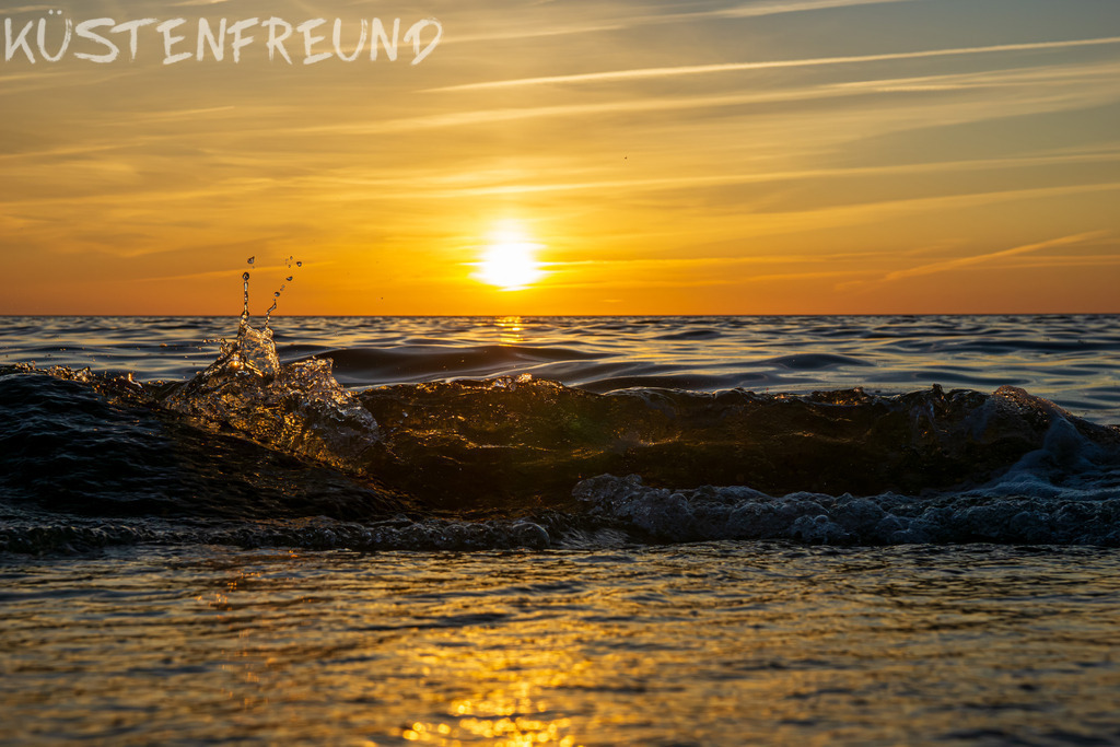 Sonnenuntergang am Meer VI // Fotoserie Sunset & Splash | Entdecke deine Lieblingslandschaft von der Küste – auf Ostsee Leinwand, Nordsee Leinwand, Alu Dibond oder Acrylglas, passend für jeden Geschmack und Raum.