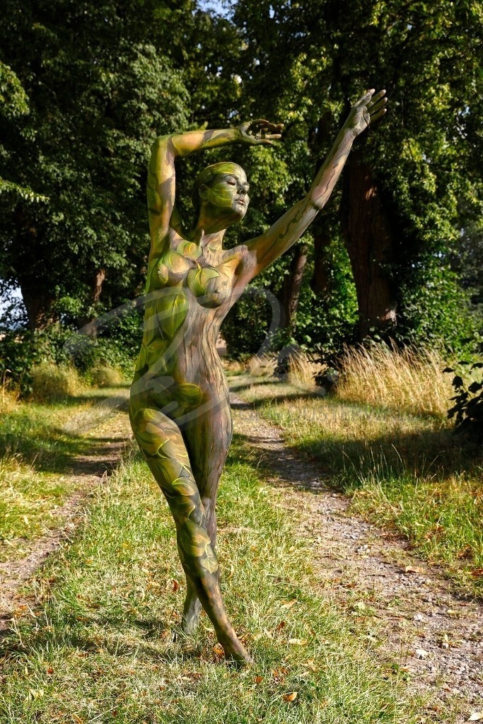NatureArt-LINDENALLEE_3625b2 | Tanzende Waldeleganz | #006 | Modell: Tatjana Heinz | Foto: Tschiponnique Skupin - Realisiert mit Pictrs.com
