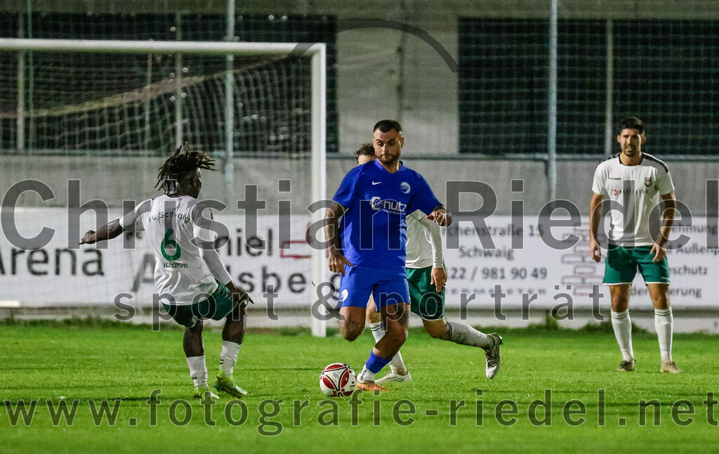 2023-10-13_093_FC_Schwaig_gegen_TSV_Ampfing | Oberding, Deutschland, 13.10.2023:
Fußball, Landesliga Südost 2023 / 2024, 16. Spieltag, FC Schwaig gegen TSV Ampfing, Endergebnis: 3:2

Bilal Ibrahim (FC Schwaig, #6), Erhan Yazici (TSV Ampfing, #9)

Foto: Christian Riedel / fotografie-riedel.net