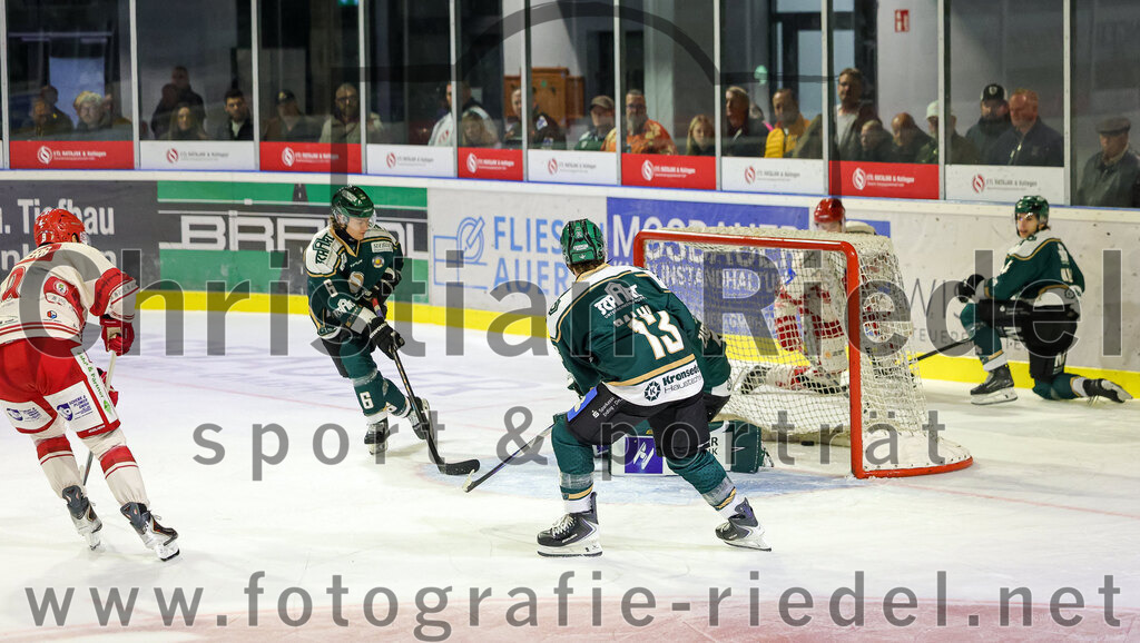 2025-09-12_170_TSV_Erding_gegen_EV_Landshut | Erding, Deutschland, 12.09.2025:Eishockey, Oberliga Süd 2025 / 2026, Testspiel, TSV Erding gegen EV Landshut, Endergebnis: 4:6Maximilian Oswald (Erding Gladiators, #6), Björn Salhi (Erding Gladiators, #13)Foto: Christian Riedel / fotografie-riedel.net