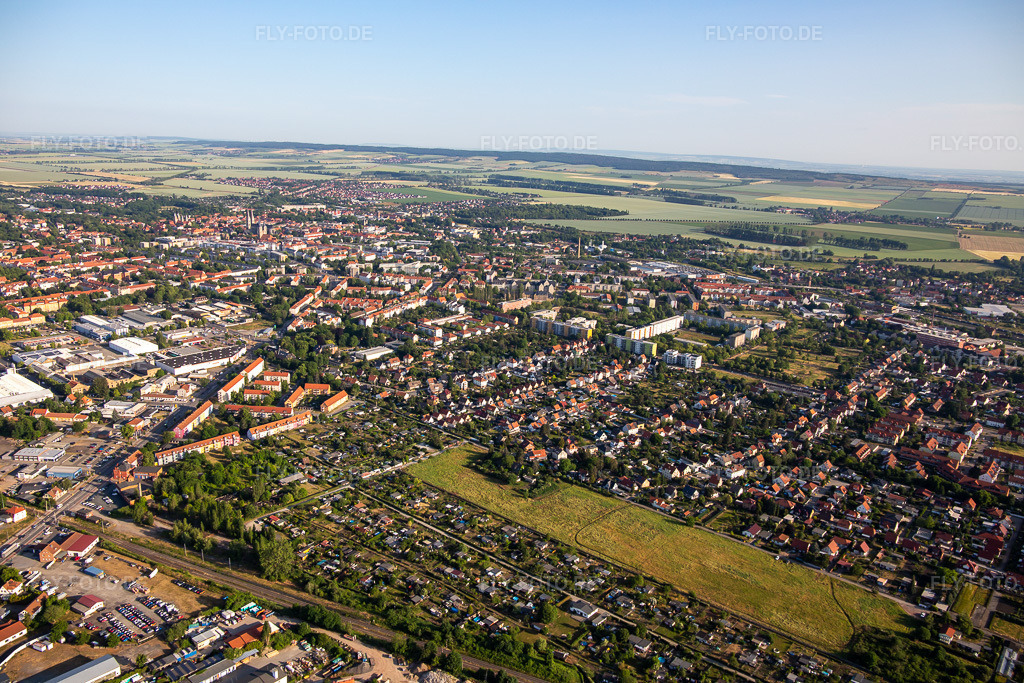 Luftbild: Kleingärtnerverein Dr. Schreber e.V. in Halberstadt im Bundesland Sachsen-Anhalt in Deutschland. Foto: IMG_136327.jpg vom 15.06.2023 durch Werner Riehm/FLY-FOTO.deGartenanlage und Pachtgarten im Kleingartenverein - Kleingärtnerverein Dr. Schreber