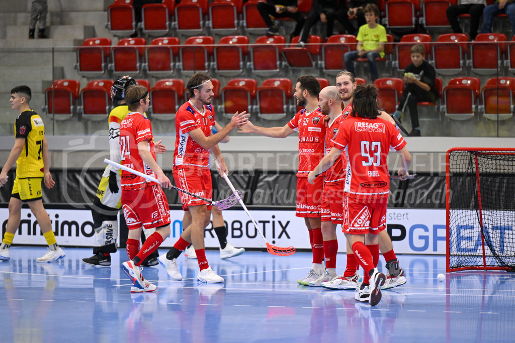 HC Rychenberg vs Floorball Köniz - 18. Dezember 2022 | HC Rychenberg vs Floorball Köniz
AXA Arena, Winterthur
Silvan Bolliger (#50 Floorball Köniz) erzielt in der 58 Minuten den 2:2-Ausgleich.
Bild: Sportfotografie Markus Aeschimann | www.markus-aeschimann.ch - Realisiert mit Pictrs.com