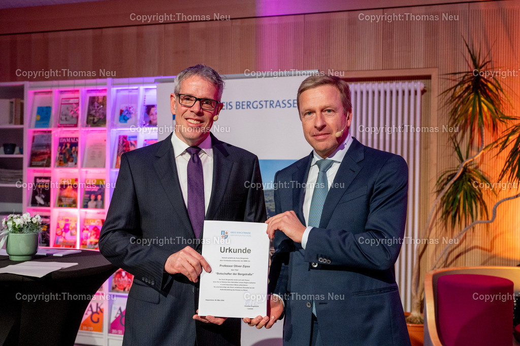 DSC_8904 | Am 8.März 2024 wurde Oliver Zipse  Vorstandsvorsitzender der BMW AG. zum Botschafter der Bergstraße ernannt, die Feier fand in seiner ehemaligen Schule dem Alten Kurfürstlichen Gymnasium in Bensheim statt, die Urkunde überreichte ihm der Landrat des Kreises Bergstraße Christian Engelhardt , 