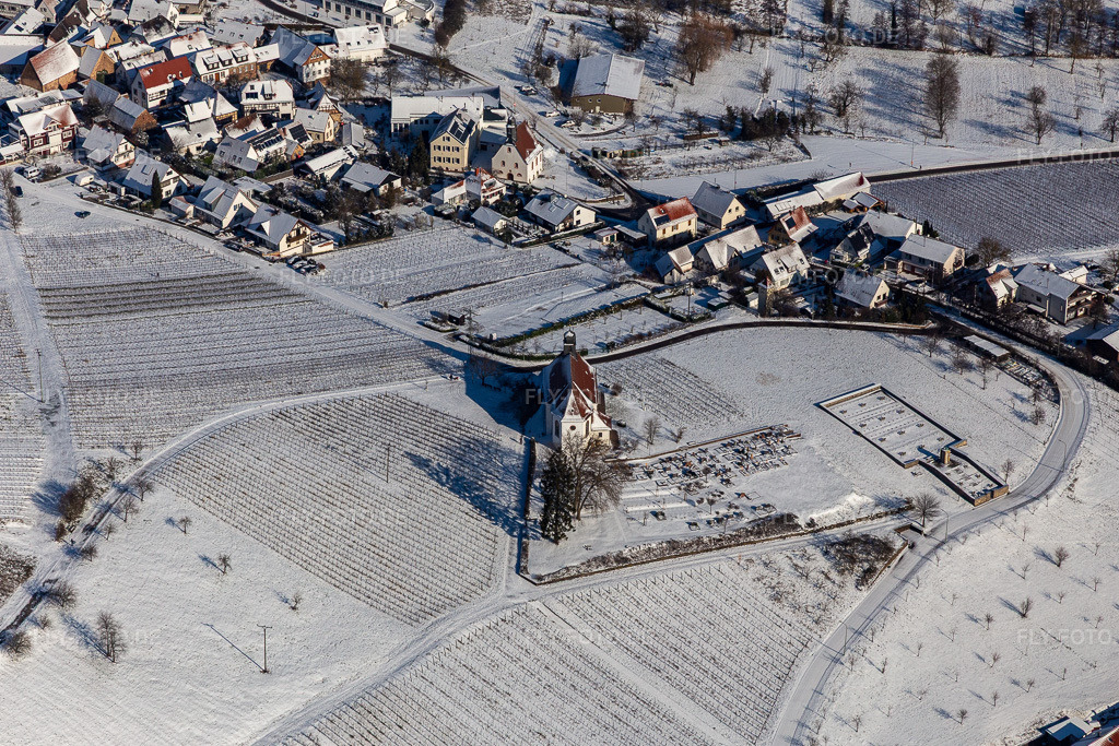 Luftbild: Winterluftbild im Schnee der St. Dionysius Kapelle im Ortsteil Gleiszellen in Gleiszellen-Gleishorbach im Bundesland Rheinland-Pfalz in Deutschland. Foto: IMG_124412.jpg vom 11.02.2021 durch Werner Riehm/FLY-FOTO.de