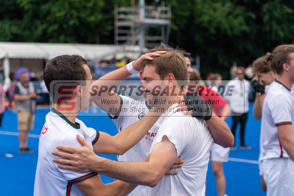 Final4_20250601-1517-HK108760 | Krefeld, Deutschland, 01.06.2025:  Feldhockey Final4 2025 – „Deutsche Feldhockey-Meisterschaften 2025“ Crefelder HTC - Rot-Weiss Köln (Finale Herren) im Gerd-Wellen-Hockeyanlage am 01.06.2025 in Krefeld, Deutschland. (Foto von Kramhöller/Fehrmann/Kaste)Krefeld, Germany, 01.06.2025: Feldhockey Final4 2025 – „Deutsche Feldhockey-Meisterschaften 2025“ Harvestehuder HTC - Düsseldorfer HC (Finale Damen) in Gerd-Wellen-Hockeyanlage at 01.06.2025 in Krefeld, Deutschland. (Foto from Kramhöller/Fehrmann/Kaste)