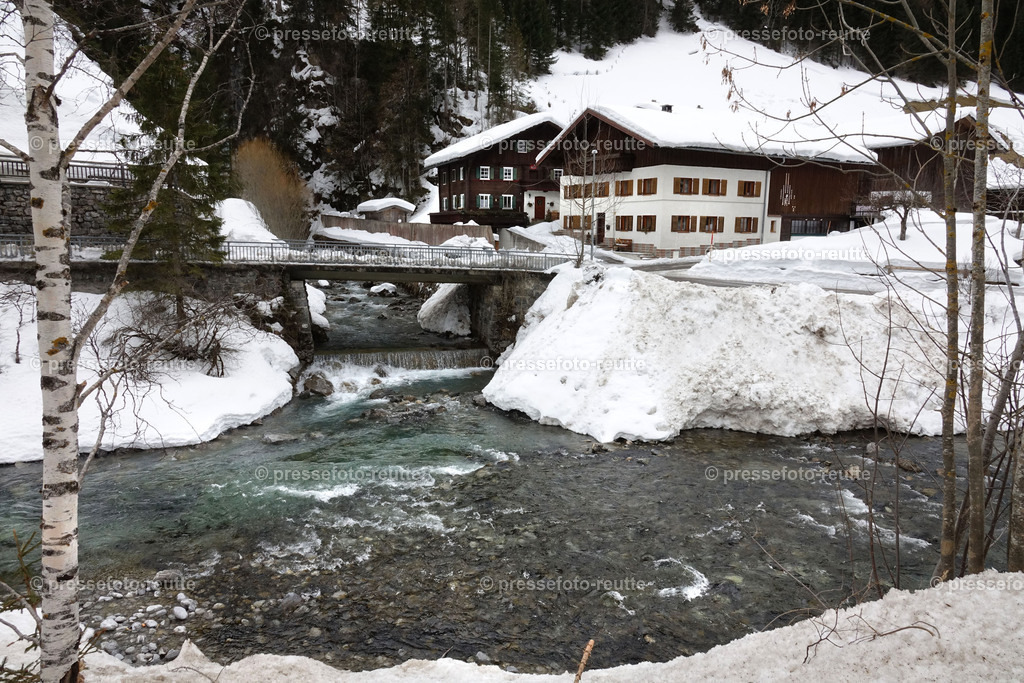 welltvi-Lechfluss-Winter_24Feb2019-Steeg_DSC05380 | Info aus dem Bezirk Reutte/Ausserfern Tirol sowie eine umfangreiche Bilddatenbank über die gesamte Region: Lechtal, Talkessel Reutte, Tannheimertal, Zwischentoren. Lech, Plansee, Zugspitze, Grenztunnel, B179, Fernpassstraße, Verkehr, Lawinen, Tradition, - Realisiert mit Pictrs.com