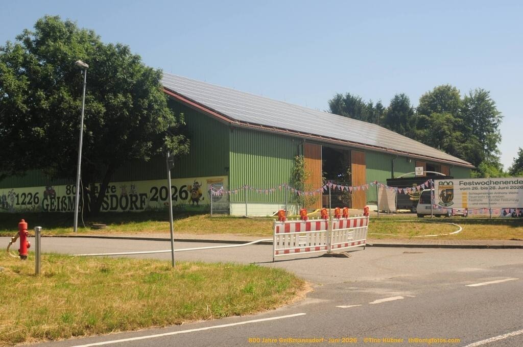 Geißmannsdorf-2026-Ortsbilder-203 | Geißmannsdorf bei Bischofswerda im Sommer 2026. Ein fotografischer Streifzug durch das Dorf Geißmannsdorf, mit Gebäuden, Straßen, Strohpuppen und geschmückten Vorgärten und Grundstücken anlässlich der 800-Jahr-Feier von Geißmannsdorf im Juni 2026 - Realisiert mit Pictrs.com