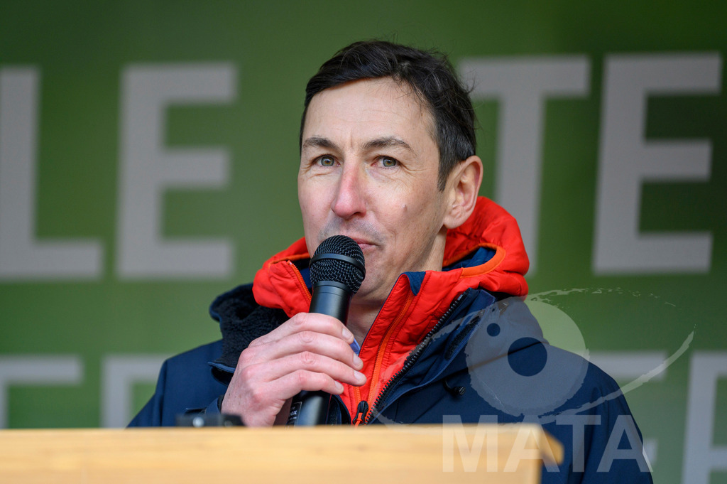 _DWA4479 | Kreisobmann Peter Höfler bei Bauerndemo gegen Agrarpolitik der Bundesregierung  auf dem Straße Obstmarkt und Hauptmarkt . Nürnberg, 08.01.2024 - Realisiert mit Pictrs.com