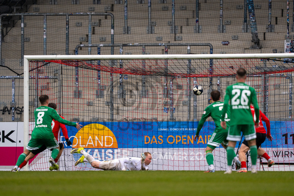 SG Sonnenhof Grossaspach vs. FC 08 Homburg, Fussball, Regionalliga Suedwest, 26. Spieltag, 28.03.2026 | Parade durch Maximilian Reule (SG Sonnenhof Grossaspach, #01),SG Sonnenhof Grossaspach vs. FC 08 Homburg, Fussball, Regionalliga Suedwest, 26. Spieltag, 28.03.2026