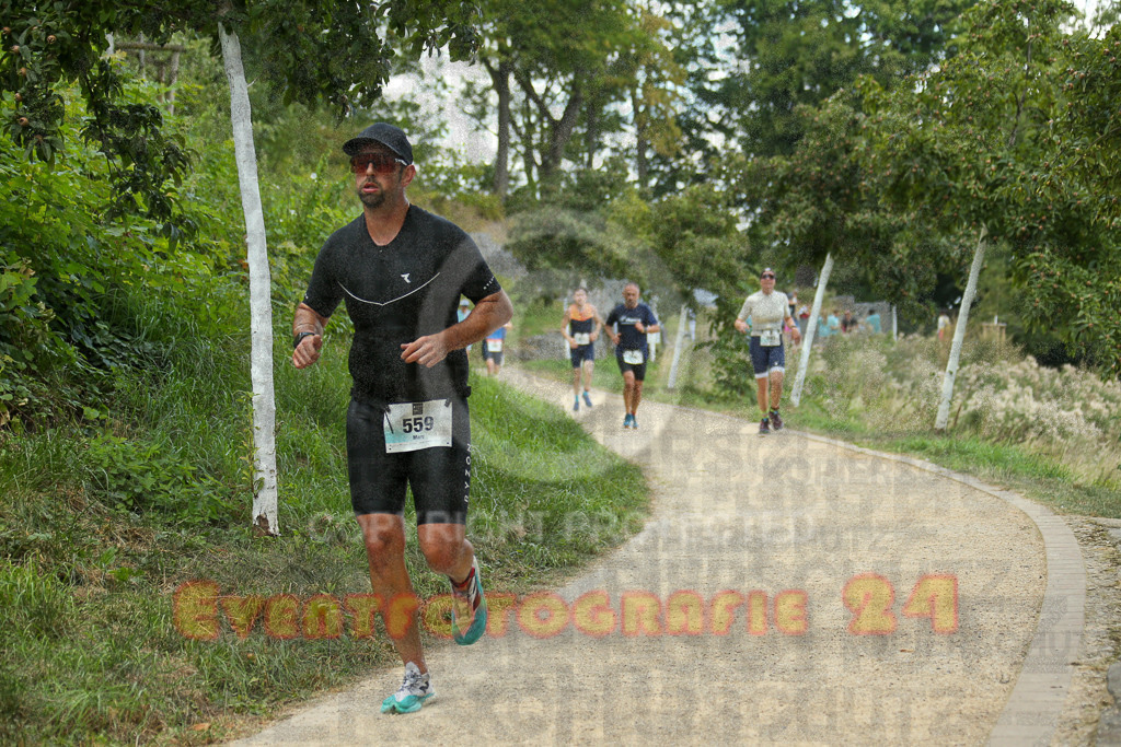 250824_1355_EX1_4296 | Sportfotografie im Rhein-Sieg Kreis, Köln, Bonn, NRW, Rheinland Pfalz, Hessen, etc. Unser Tätigkeitsfeld umfasst den Laufsport vom Volkslauf über den Marathon, Duathlon, Triathon bis zum Ultralauf wie Kölnpfad Ultra oder Schindertrail.