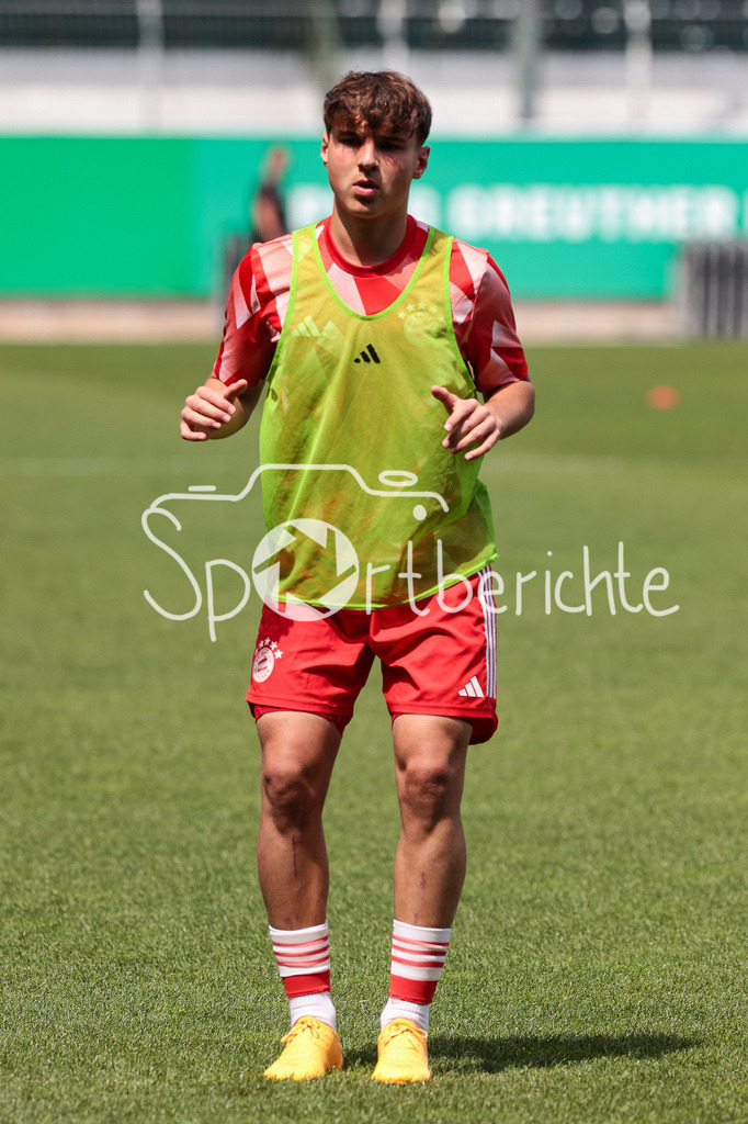 SpVgg Greuther Fürth II - FC Bayern Amateure | Beim warmmachen Max SCHOLZE (FCB #2) / Freisteller / Einzelfoto