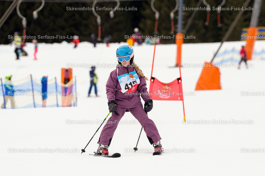 SRF_02.01.2026_0680 | Skirennfotos,Serfaus,Fiss,Ladis,Kinderskirennen,Winter,Tirol,Oberland,skirace,SFL,feelfree,weil wir's genießen,ski,Ski,skifahren,Sonnenplateau, - Realisiert mit Pictrs.com