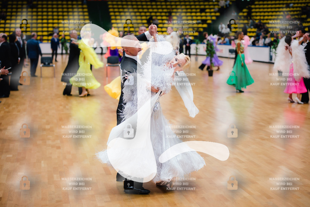 Hessen Tanzt WDSF Open Senior III Standard 4th (332) Thomas Schmidt _ Susanne Schmidt (Schwarz-Rot-Club Wetzlar)-2025-05-17-9959 | Webshop for digital downloads and prints of dance sport, event & show photographer Julian Link - Realisiert mit Pictrs.com