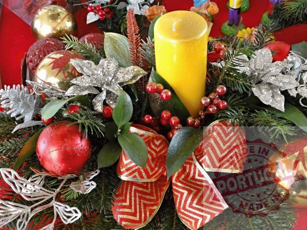 Yellow candle with red and gold ornaments creating a beautiful christmas centerpiece | Christmas centerpiece with yellow candle, red and gold ornaments decorating a festive table - Realized with Pictrs.com