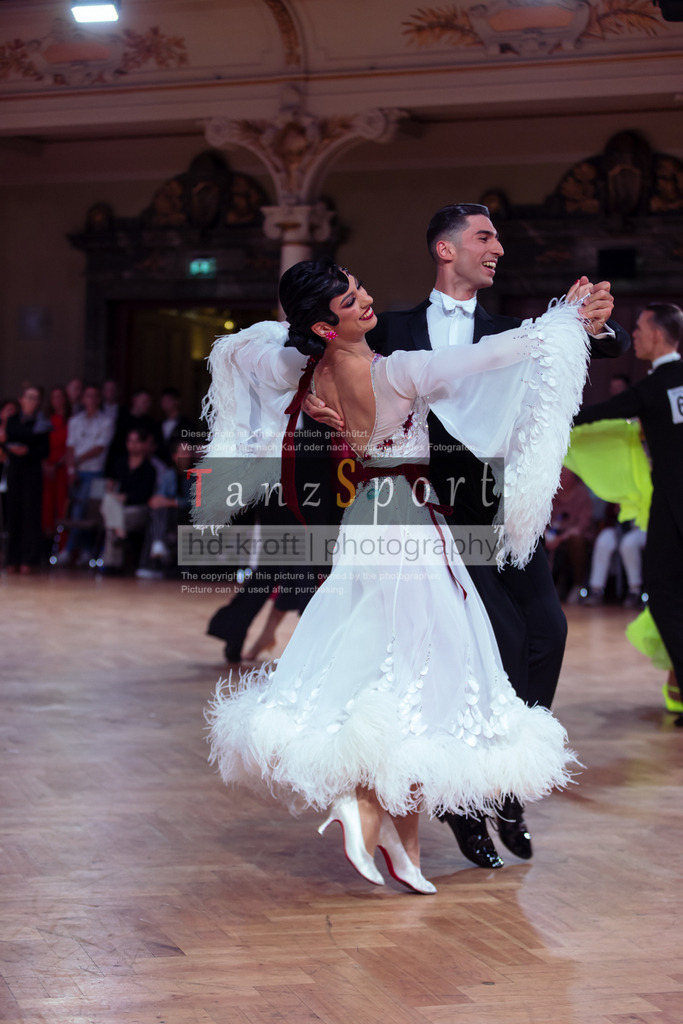 20250706_WDSF_World_Open_Std-dC25-6164 | Tanzsportbilder, Standardtanz, Lateintanz, WDSF, DTV, LTVB, dancecomp, goc, hessen tanzt, blaues band der spree, walzer, tango, wiener walzer, slowfox, quickstepp, samba, rumba, cha-cha-cha, paso doble. jive, hd-kroft photography, turniertanzsport