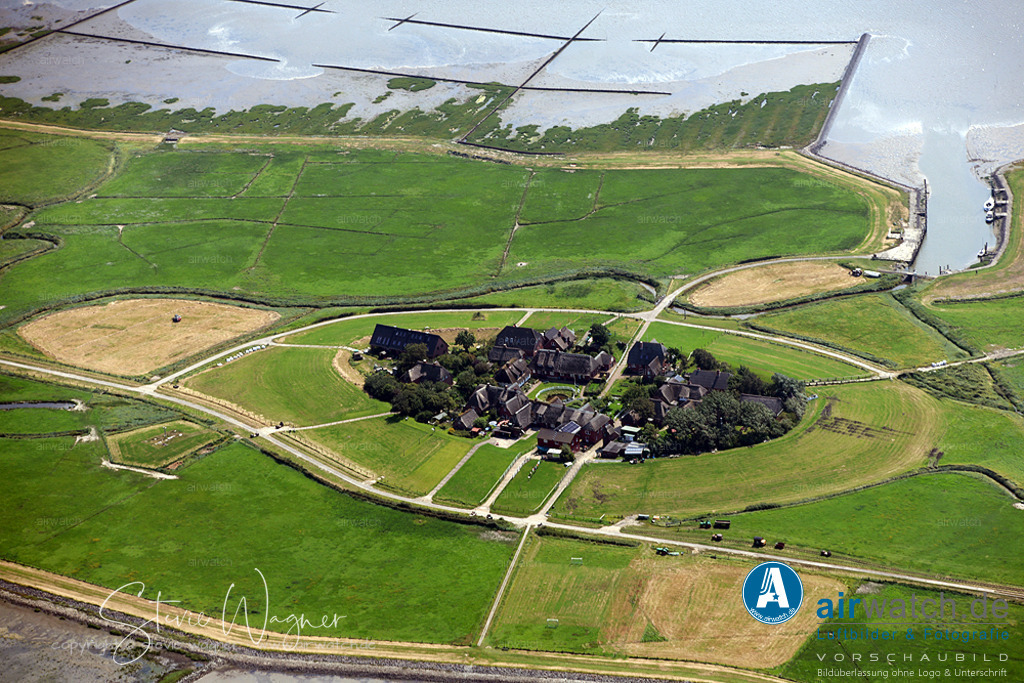 Luftbilder Hallig Oland | Oland verfügt über eine Kirche, ein Gasthaus, ein Gemeindehaus mit Bibliothek und einen einzigartigen reetgedeckten Leuchtturm, der der einzige dieser Art in Deutschland ist.