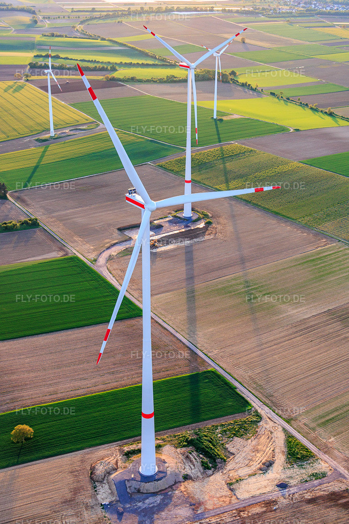 Luftbild: Repowering des Windpark Minfeld. JUWI ersetzt vier Altanlagen (GE 1.5) aus 2004 durch zwei neue, modernen Anlagen vom Typ Vestas V162 mit je sechs MW in Minfeld im Bundesland Rheinland-Pfalz in Deutschland.Foto: IMG_156461.jpg vom 09.05.2026 durch Werner Riehm/FLY-FOTO.deAuflösung des Originals: 3594 x 5391 pxJUWI Windparks - JUWI