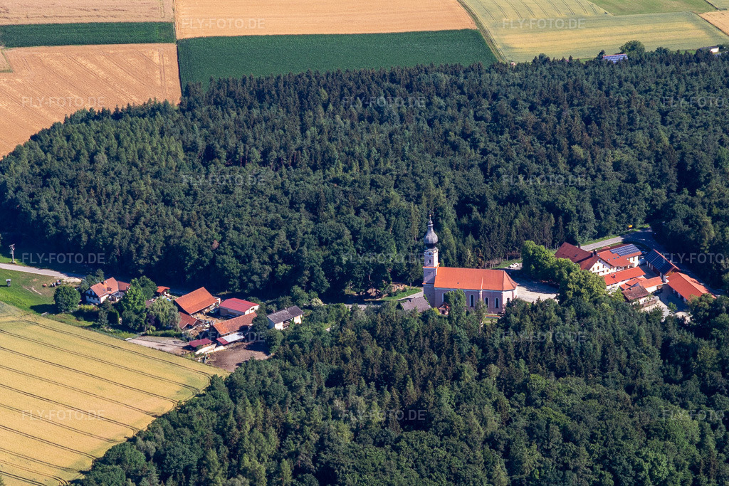 Luftbild: Wallfahrtskirche Hl. Dreifaltigkeit - Moosthenning im Ortsteil Rimbach in Moosthenning im Bundesland Bayern in Deutschland. Foto: IMG_133152.jpg vom 03.07.2022 durch Werner Riehm/FLY-FOTO.deGemeinde Moosthenning
