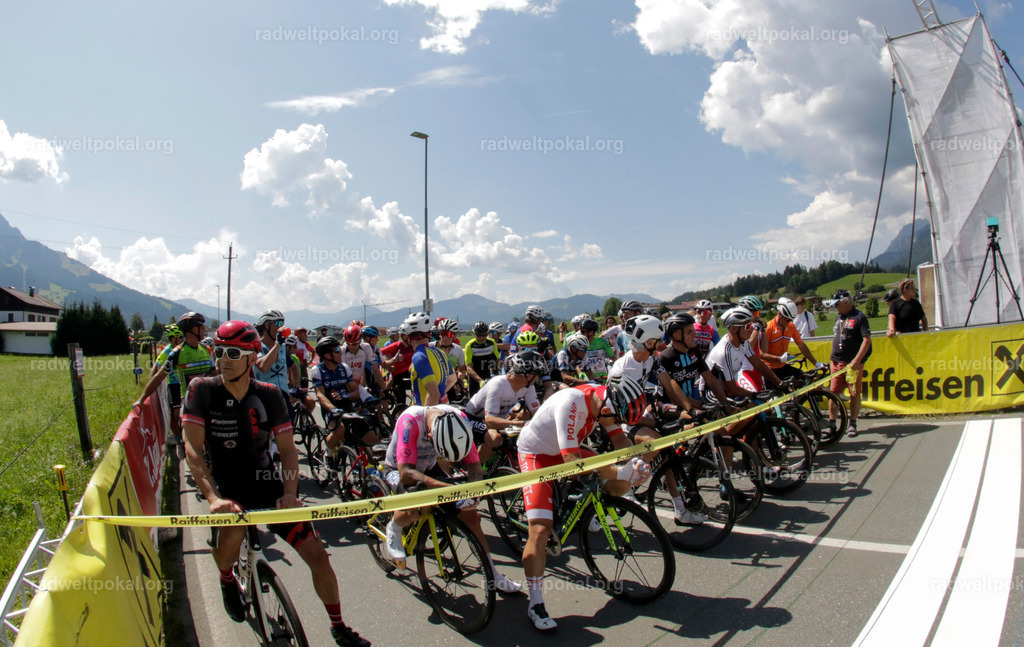 02_20230817_radweltpokal_rennen_maenner | AUT - OESTERREICH, 2023-08-16: SPORT RENNRAD-FAHREN - 55. INTERNATIONALER RADWELTPOKAL IN ST. JOHANN IN TIROL  - Vintage-Radrennen mit WM-Bronze-Medaillen-Siegerin Christina Schweinberger, den Teilnehmer und Alexander Baumann (vom Orginastions-Team) - TAG 2 BEWERB MAENNER IN SECHS GRUPPEN  - FEATURE RENNEN/START ; Foto: Roland Muehlanger