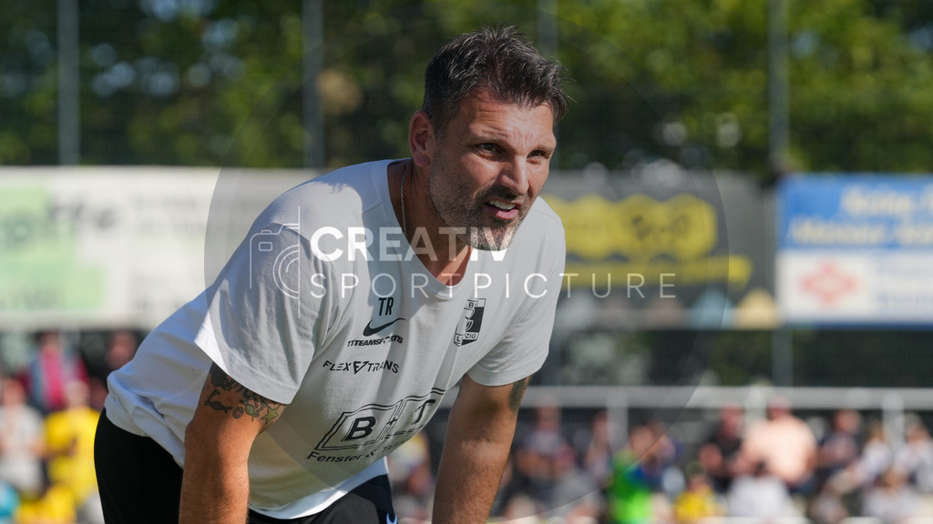 Fußball, Herren, Saison 2025/2026, Regionalliga Nordost, 10. Spieltag, FSV 63 Luckenwalde vs. BSG Chemie Leipzig, Samstag 27.09.2025, Werner-Seelenbinder-Stadion Luckenwalde, | Fußball, Herren, Saison 2025/2026, Regionalliga Nordost, 10. Spieltag, FSV 63 Luckenwalde vs. BSG Chemie Leipzig, Samstag 27.09.2025, Werner-Seelenbinder-Stadion Luckenwalde, Im Bild: Adrian Alipou (Cheftrainer Chemie) - Realisiert mit Pictrs.com