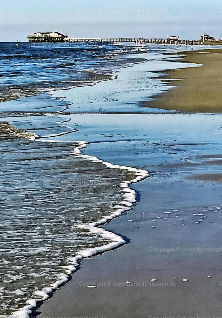 PDM2_7088_SPO-Strand_70x100 | DIGITALKUNST. Flutsaum am Nordseestrand. __ Wattenstrand vor Sankt Peter- Ording im Sommer. Am Horizont die legendären Pfahlbauten.  - Realisiert mit Pictrs.com