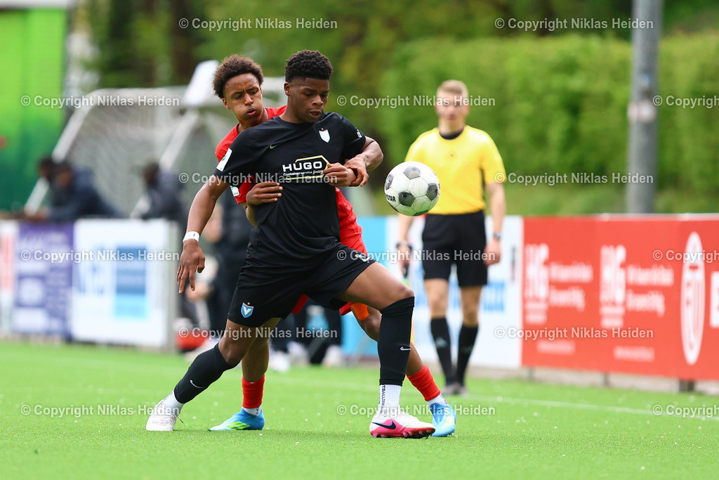 NH_EimsbüttelerTVU17_ViktoriaBerlinU17_DFBNachwuchsliga_19042026 | #25 Lukka Löding (Eimsbütteler TV U17), #19 Oluwasegun Babalola (FC Viktoria 1889 Berlin U17)Fußball I Herren I U17 DFB-Nachwuchsliga Hauptrunde Liga B, Gruppe B I Saison 2025-2026 I 10. Spieltag I Eimsbütteler TV U17 - FC Viktoria 1889 Berlin U17 I 19.04..2026 I Sportzentrum Hoheluft