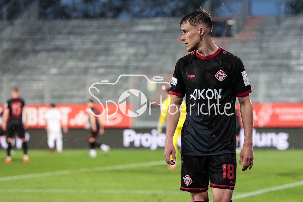 FC Würzburger Kickers - FC Bayern Amateure | Torschuetze zum 1-1 Maximilian ZAISER (FWK #18) nach seiner Auswechslung / Freisteller / Einzelfoto