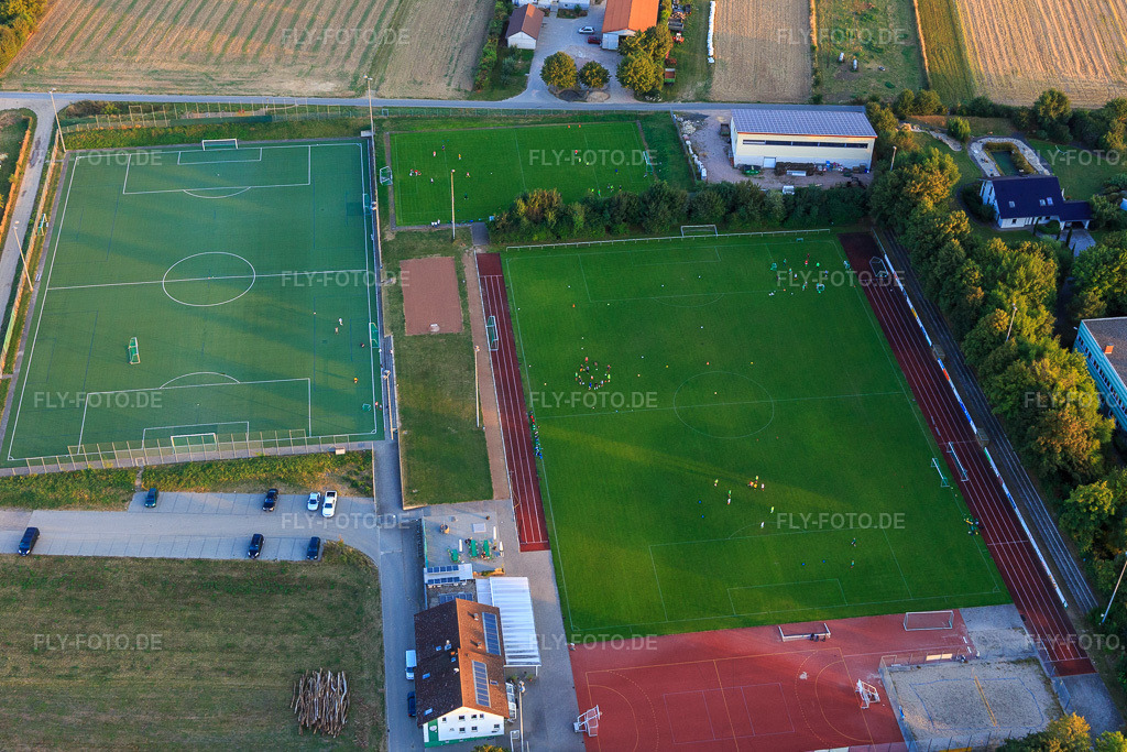 Luftbild: Fußballplatz an der Hans-Steib-Halle in Zornheim im Bundesland Rheinland-Pfalz in Deutschland. Foto: IMG_094731.jpg vom 21.09.2016 durch Werner Riehm/FLY-FOTO.deZornheim