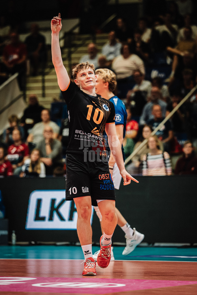 Volleyball | Herren | Saison 2025/2026 | Volleyball Ligacup | VfB Friedrichshafen vs. WWK Volleys Herrsching | 12.10.2024 | Lucas Huckle (#10, VfB Friedrichshafen) jubelt