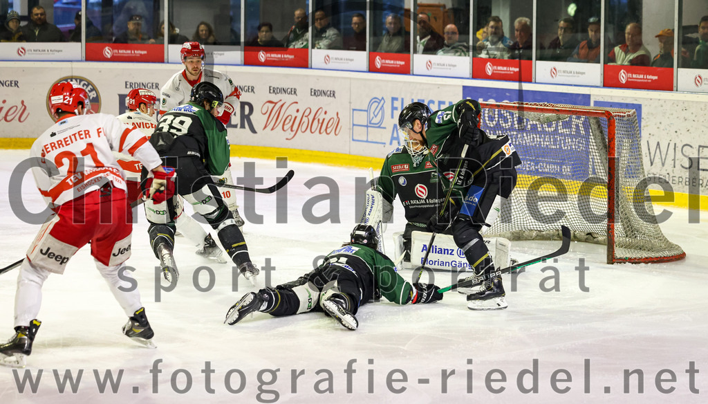 2023-03-19_030_TSV_Erding_gegen_TEV_Miesbach | Erding, Deutschland, 19.03.2023:
Eishockey, Bayernliga Playoffs 2022 / 2023, Halbfinale, TSV Erding gegen TEV Miesbach, Endergebnis: 

Felix Feuerreiter (TEV Miesbach, #21), Thomas Plihal (Erding Gladiators, #39), Rudolf Lorenz (Erding Gladiators, #91), Torwart Thomas Hingel (Erding Gladiators, #33), Roni Rukajärvi (Erding Gladiators, #61)

Foto: Christian Riedel / fotografie-riedel.net