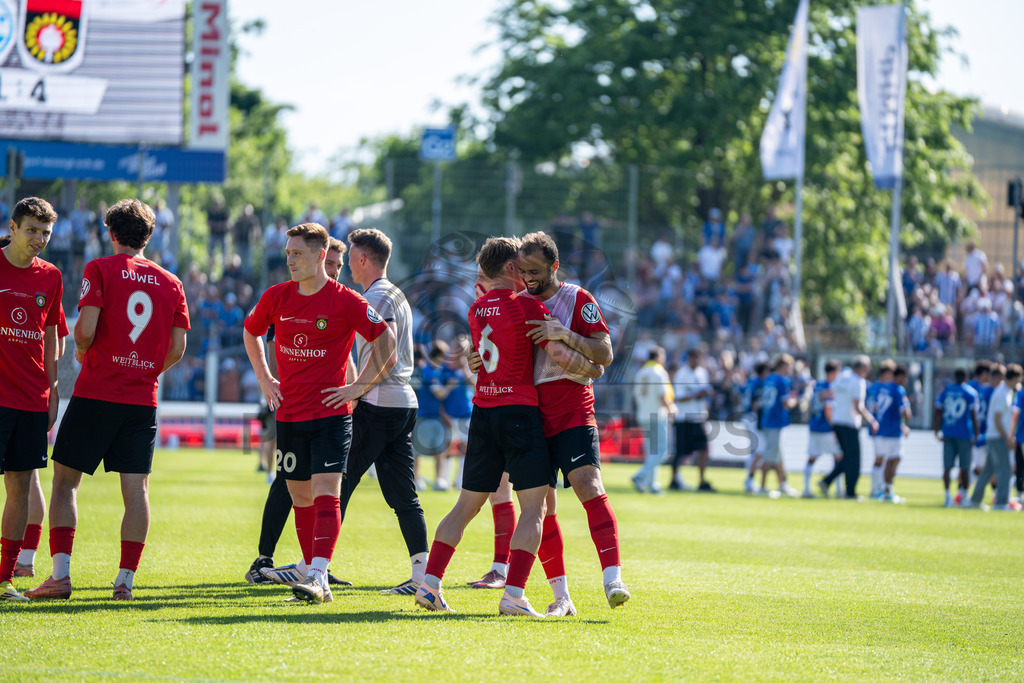 Stuttgarter Kickers vs. SG Sonnenhof Großaspach, Fussball, WFV-Pokal, Finale, 23.05.2026 | Team jubelt nach Abpfiff mit Fans, Zuschauern und Verantwortlichen,Stuttgarter Kickers vs. SG Sonnenhof Großaspach, Fussball, WFV-Pokal, Finale, 23.05.2026