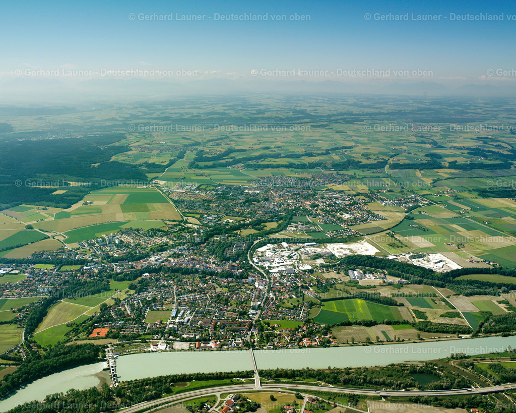2600230 | Blick über Neu-und Altötting in Richtung Alpen