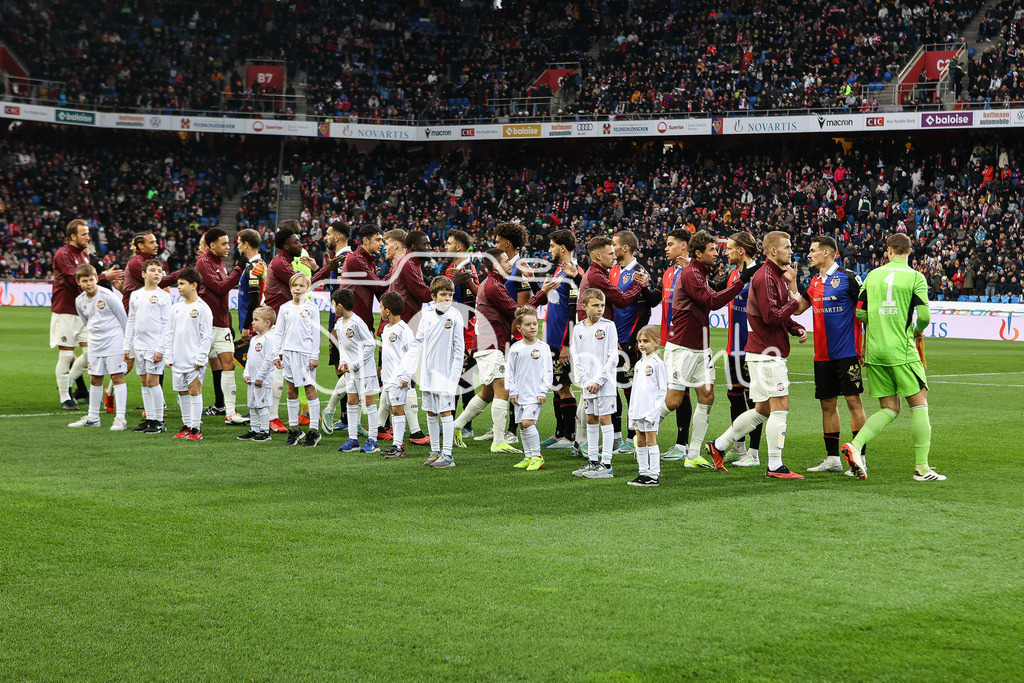 FC Basel - FC Bayern München | Die beiden Teams begruessen sich vor der Partie in BAsel