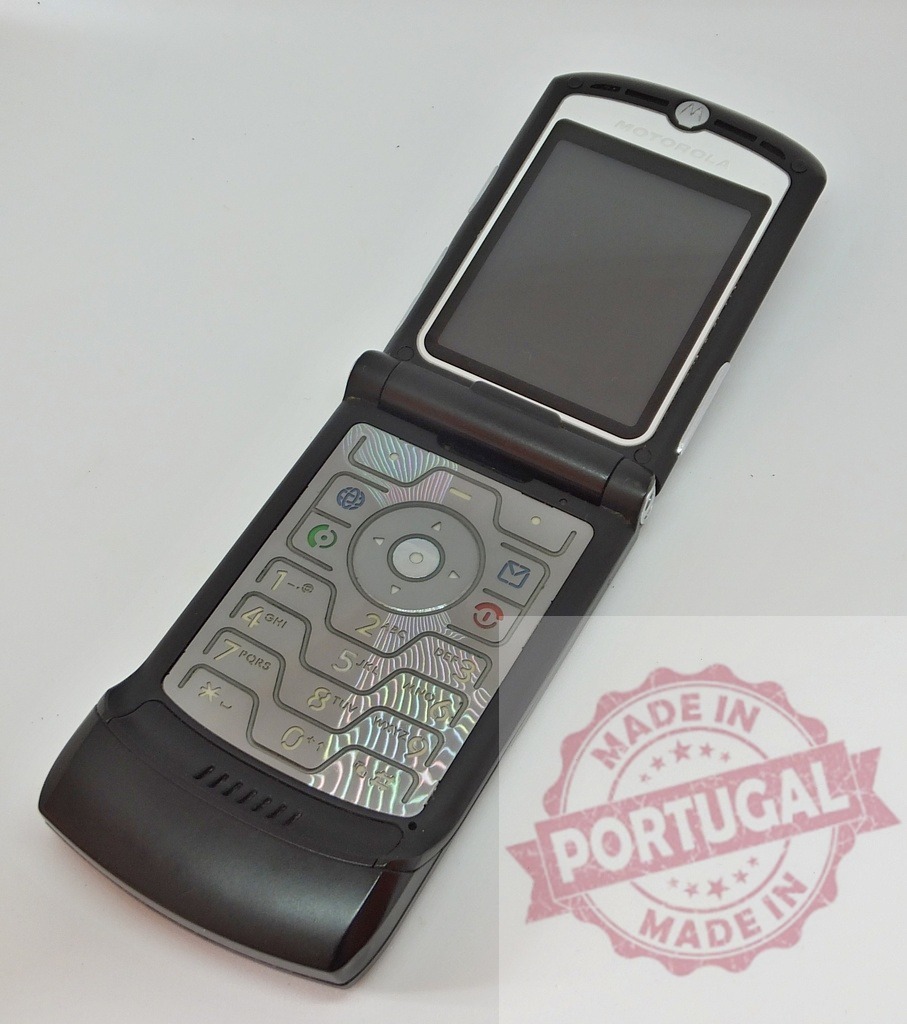 Motorola Razr V3 opened and showing keypad on white background | Old mobile phone Motorola Razr V3 opened, displaying keypad, on a white background - Realisiert mit Pictrs.com