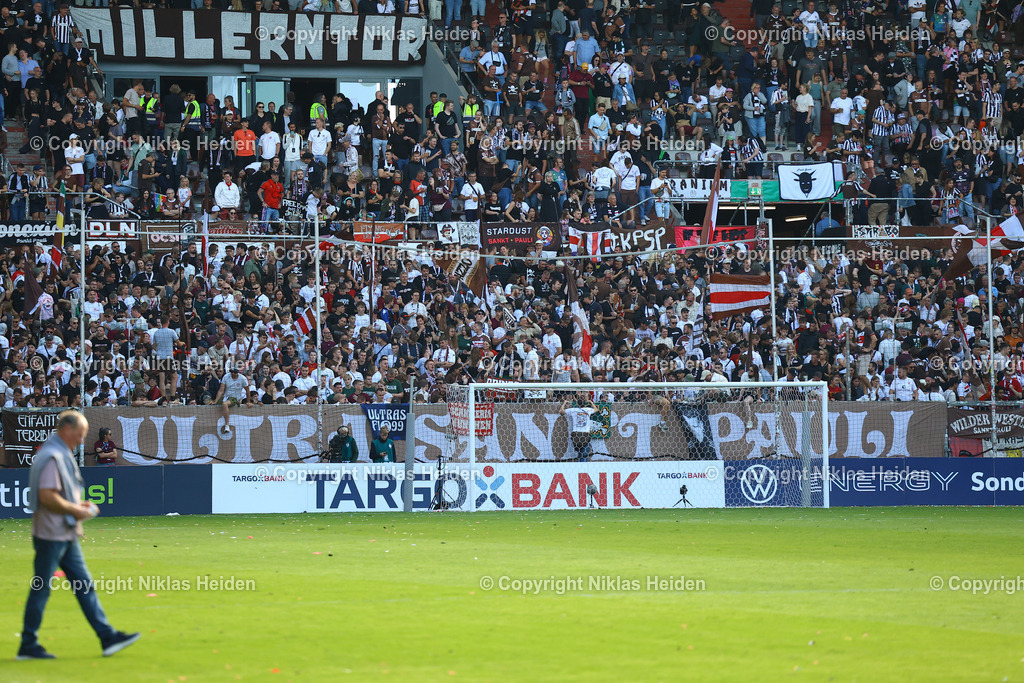 NH_FCEintrachtNorderstedt_FCStPauli_DFBPokal_16082025 | Die Südkurve mit Fans des FC St. Pauli.Fußball I Herren I DFB-Pokal I Saison 2025-2026  I 1. Runde I FC Eintracht Norderstedt - FC St. Pauli I 16.08.2025 I Millerntor-Stadion