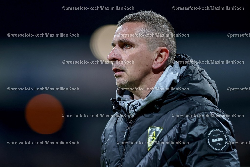 FKo26022601029 | 26.02.2026, Fußball, Landespokal Mittelrhein, SC Fortuna Köln - TSV Alemannia Aachen, Südstadion, Viertelfinale Bitburger-Pokal, Saison 2025 2026: Cheftrainer Mersad Selimbegovic  (Alemannia Aachen #hc) gestikulierend am Spielfeldrand   DFB regulations prohibit any use of photographs as image sequences and or quasi-video.