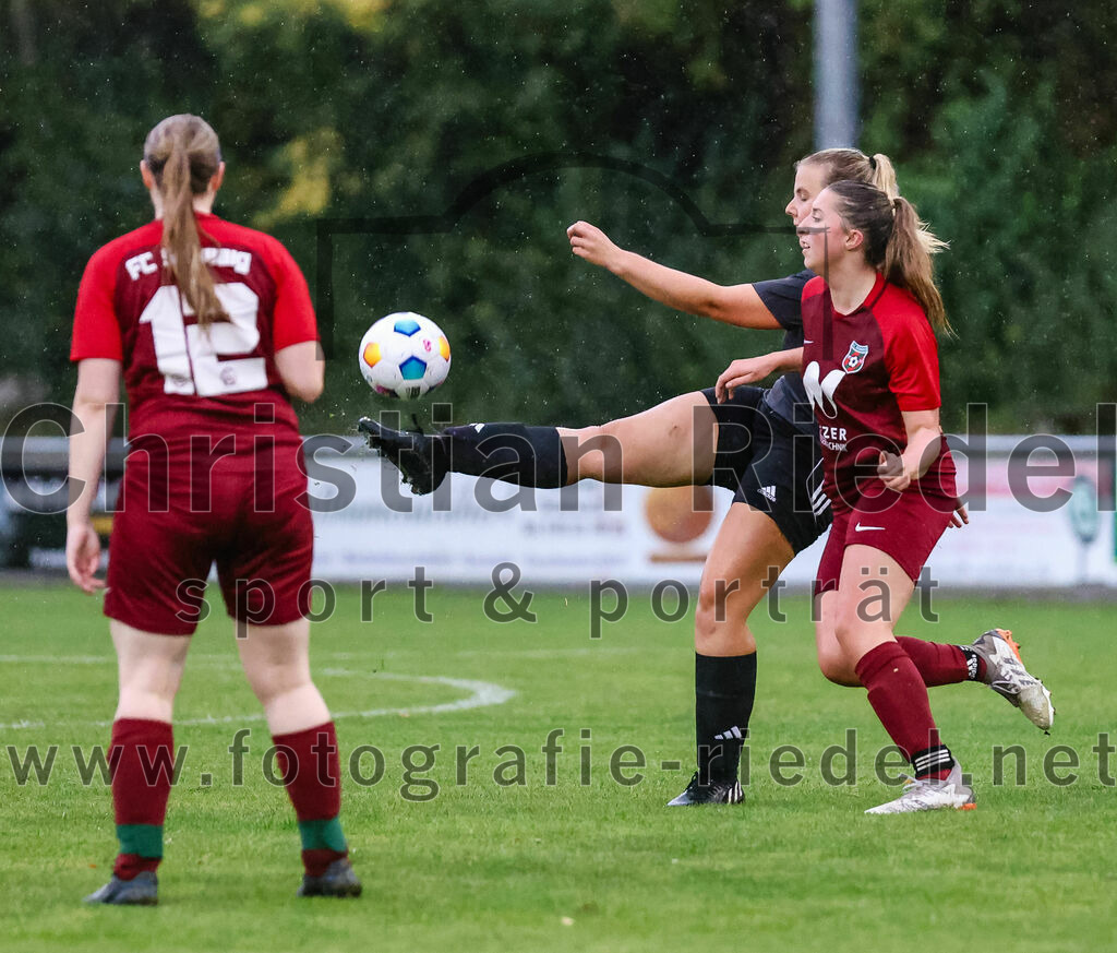2023-10-14_044_FC_Schwaig_gegen_SV_Schechen | Oberding, Deutschland, 14.10.2023:
Fußball, Bezirksliga 2023 / 2024, 6. Spieltag, FC Schwaig gegen SV Schechen, Endergebnis: 4:3

Rebecca Wirl (FC Schwaig, #12), Lisa Pichler (SV Schechen, #16), Franziska Lommer (FC Schwaig, #3)

Foto: Christian Riedel / fotografie-riedel.net