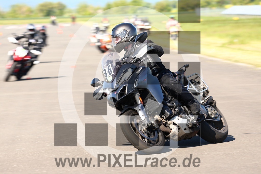 0086-20250510_00142 | Schöne Erinnerungen an spannende Momente - das festzuhalten ist unser Job. PIXELrace.de ist seit 2003 auf den Rennstrecken Europas unterwegs um die Action draußen beim Fahren und die wunderbare Stimmung imm Fahrerlager für euch einzufangen.