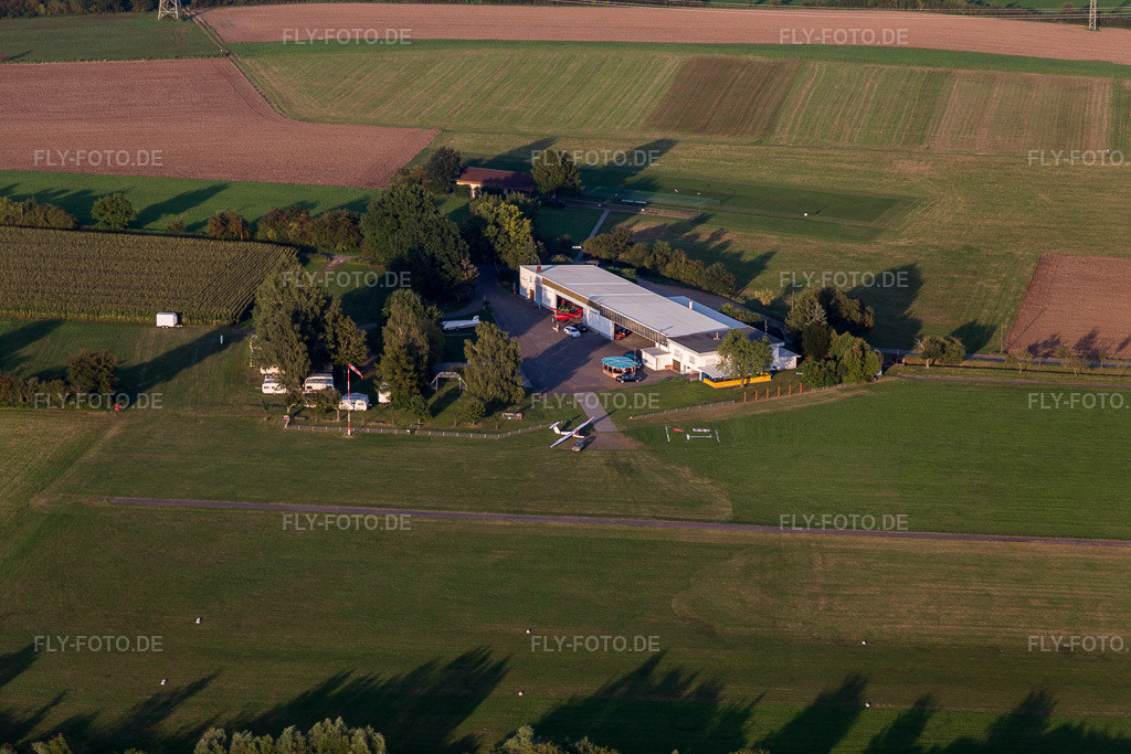 Luftbild: Flugplatz Weinheim des Luftsportvereins Weinheim 1932 eV in Weinheim im Bundesland Baden-Württemberg in Deutschland. Foto: IMG_103060.jpg vom 28.08.2017 durch Werner Riehm/FLY-FOTO.de