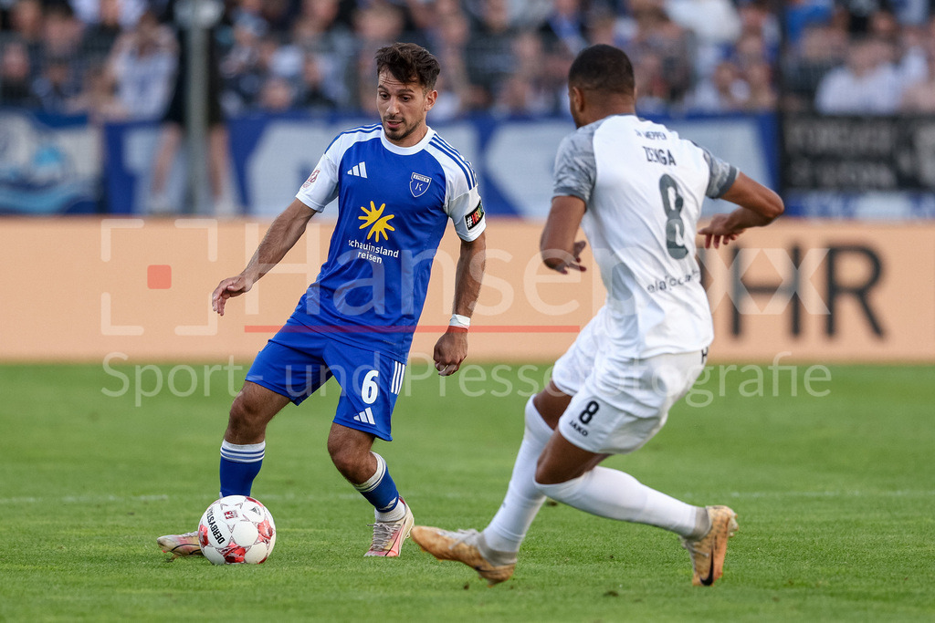 Fussball, Regionalliga Nord, BSV Kickers Emden - SV Meppen | v.li.: Kai-Sotirios Kaissis (BSV Kickers Emden, 6) und Erik Zenga (SV Meppen, 8) im Zweikampf, Duell, Dynamik, Aktion, Action, Spielszene