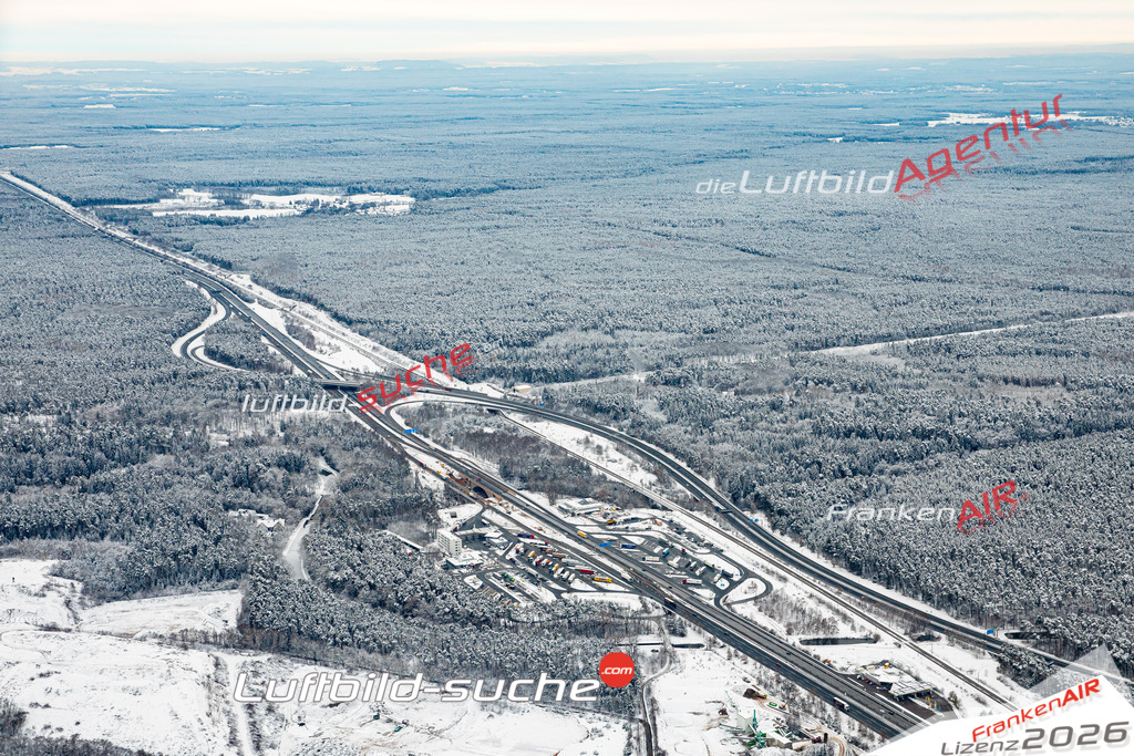 Das Luftbild zeigt : A9 Winter Schwarzenbruck - Die Luftaufnahme wurde 2023 vom UL-Flugzeug aus erstellt ( keine Drohne ) - Hochauflösende Luftaufnahme - Für grossformatige Ausdrucke geeignet. Die Geschenkidee !Mit Lizenz und Bildrechte bestellbar