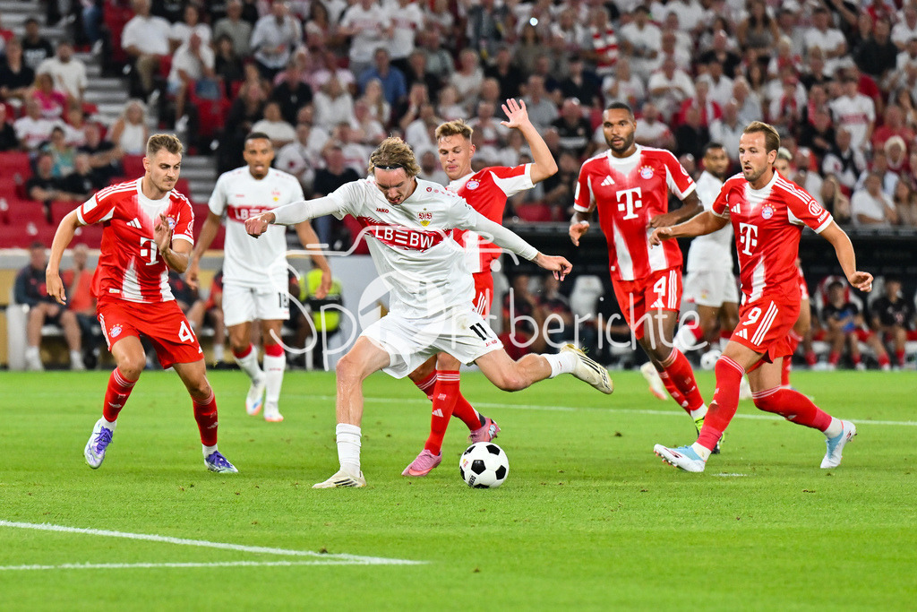 VfB Stuttgart - FC Bayern München | v. l. Josip STANISIC (FC Bayern Muenchen 44), Nick WOLTEMADE (VfB Stuttgart 11), Joshua KIMMICH (FC Bayern Muenchen 6) und Harry KANE (FC Bayern Muenchen 9) / Zweikampf / Franz-Beckenbauer Supercup: VfB Stuttgart - FC Bayern München; MHP Arena am 16.08.2025