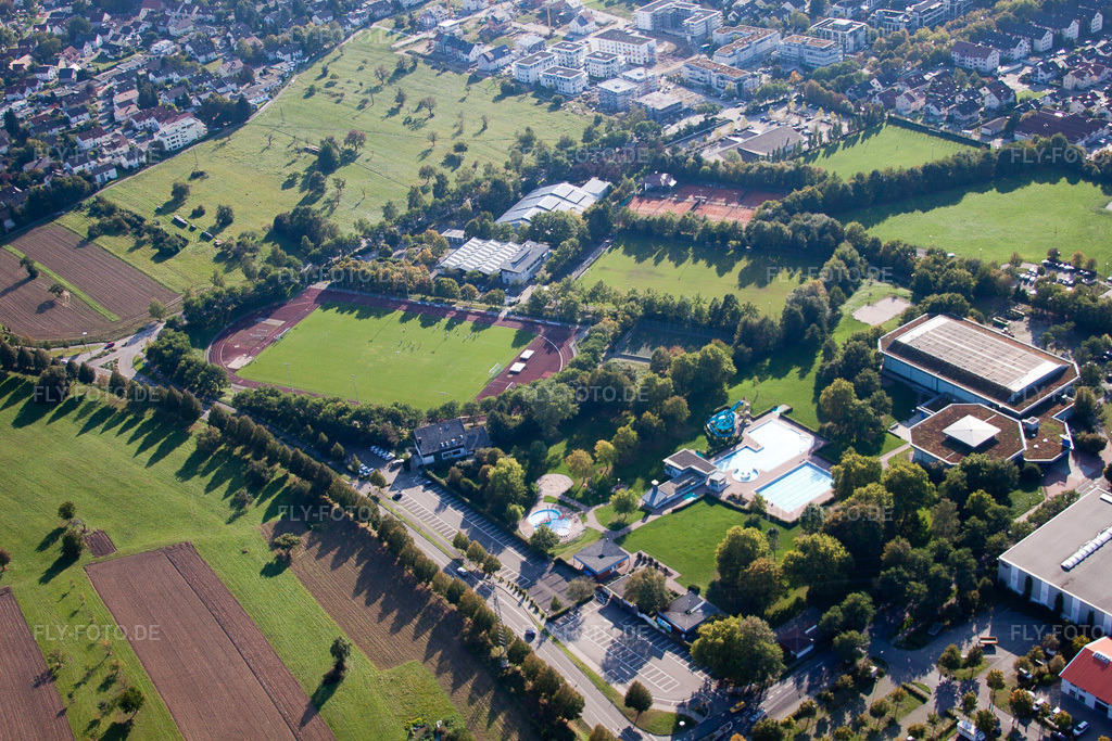 Luftbild: Freibad Waldbronn und Sportplätze des TSV 05 Reichenbach e.V. am Industriegebiet im Ortsteil Reichenbach in Waldbronn im Bundesland Baden-Württemberg in Deutschland. – Foto: IMG_45308.jpg vom 21.09.2011 durch Werner Riehm/FLY-FOTO.de – Auflösung des Originals: 4752 x 3168 px – Freibad Waldbronn Badespaß für die ganze Familie Albtherme Waldbronn – TSV 05 Reichenbach e.V