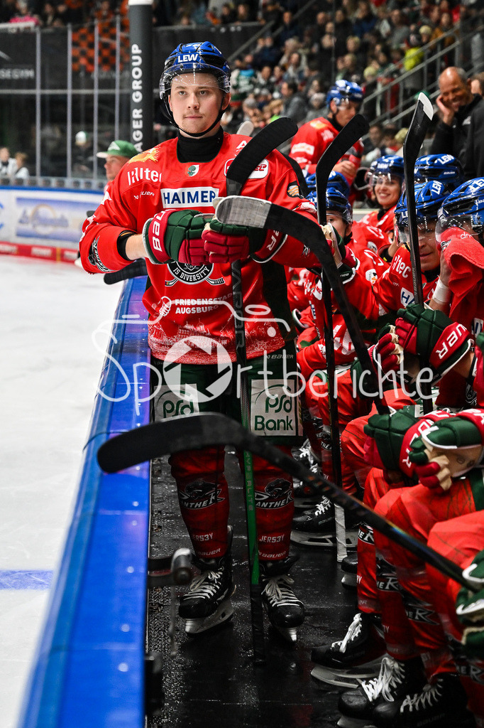 Augsburger Panther - Grizzlys Wolfsburg | Im bild Florian ELIAS (Augsburger Panther 67) auf der Bank der Panther / Einzelfoto / Freisteller / DEL: Augsburger Panther - Grizzlys Wolfsburg; Curt Frenzel Stadion am 10.10.2025