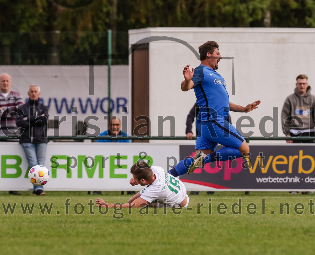 2023-10-14_057_FC_Langengeisling_gegen_TSV_Siegsdorf | Erding, Deutschland, 14.10.2023:
Fußball, Bezirksliga Oberbayern Ost 2023 / 2024, 13. Spieltag, FC Langengeisling gegen TSV Siegsdorf, Endergebnis: 3:0

Tobias Huber (TSV Siegsdorf, #18), Florian Rupprecht (FC Langengeisling, #11)

Foto: Christian Riedel / fotografie-riedel.net
