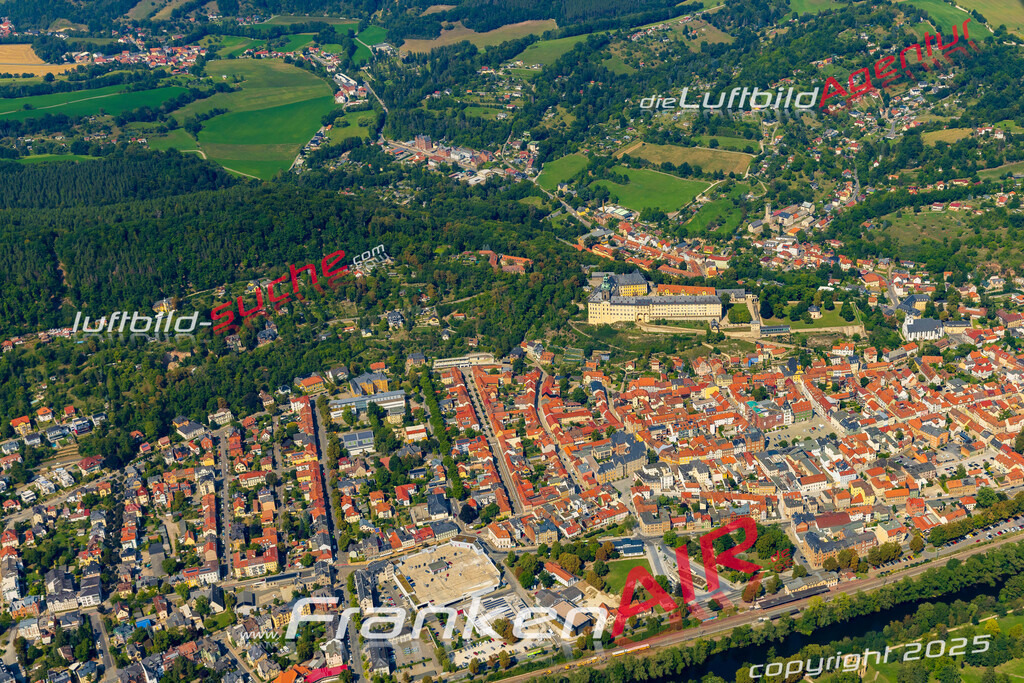 Übersichts Bild Rudolstadt - Die Luftaufnahme wurde 2025 vom UL-Flugzeug heraus erstellt ( keine Drohnenaufnahme ) - Hochauflösende Luftaufnahme - für Wandbilder und großformatige Ausdrucke geeignet. Das besondere Geschenk!Hier alle&nbsp;Infos zur Lizenzierung der LuftaufnahmeWir fliegen auch dieses Jahr wieder in Ihre Region um Luftbilder zu erstellen.- Luftbild anfragen