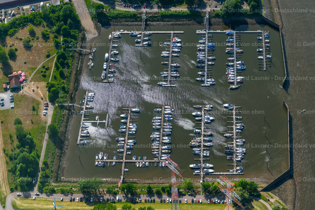 4030157 | BREMEN 01.06.2020 Sportboot und Segelboot Anlegestelle und Bootsliegeplätze " Hafen Hasenbüren " im Hafen am Fluss- Uferbereichder Weser an der Straße Hasenbürener Deich im Ortsteil Seehausen in Bremen, Deutschland. Weiterführende Informationen bei: Steggemeinschaft Bremer Segelvereine e. V.. // Pleasure boat and sailing boat mooring and boat moorings " Hafen Hasenbueren " in the harbor on the river bank area of the Weser river on street Hasenbuerener Deich in the district Seehausen in Bremen, Germany. Further information at: Steggemeinschaft Bremer Segelvereine e. V.. Foto: Gerhard Launer