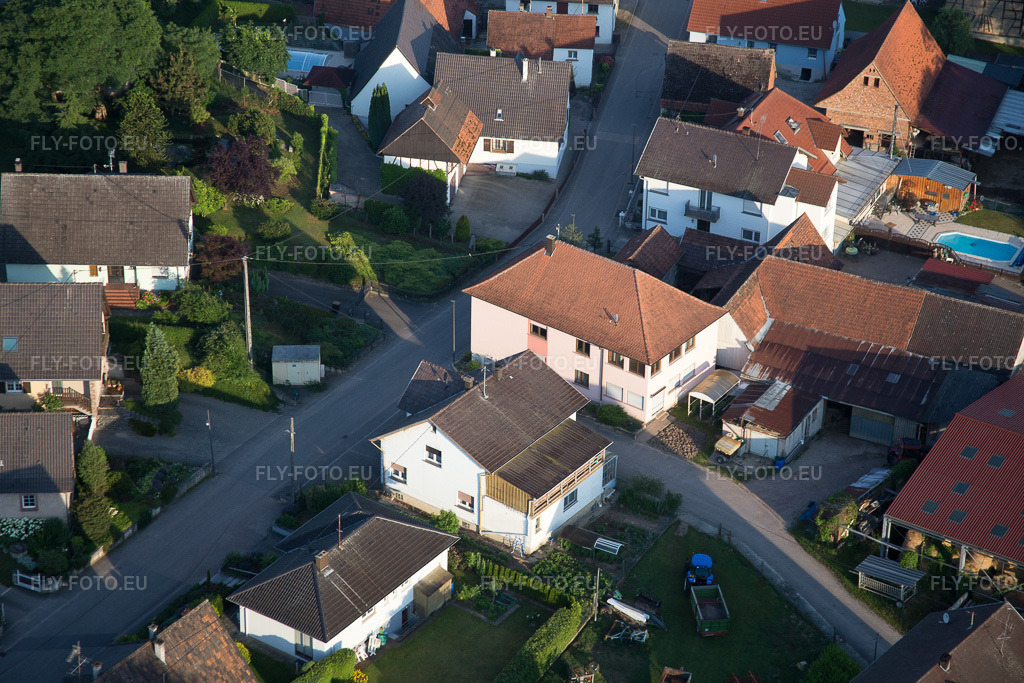 Vue aérienne: Vue de la ville à Scheibenhard dans le département Bas Rhin, France. Photo: IMG_082892.jpg prise le 26/06/2015 par Werner Riehm/FLY-FOTO.euRésolution de l'original: 5472 x 3648 px