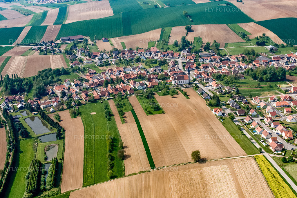 Aerial view: View of the town from the north in Aschbach in the state Bas-Rhin, France. – Photo: IMG_18097.jpg taken on 05/03/2009 by Werner Riehm/FLY-FOTO.com – Resolution of the original: 4120 x 2747 px